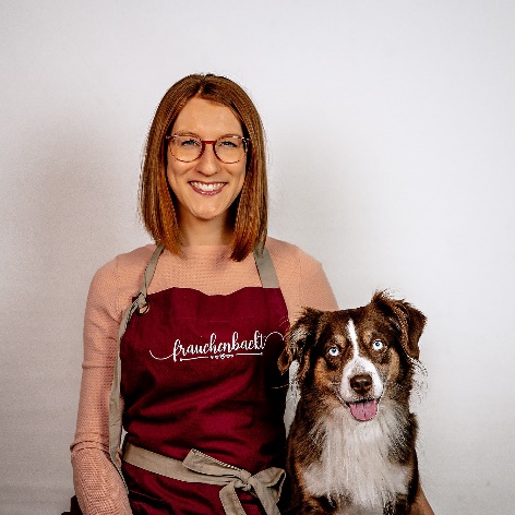 Verena von Frauchen backt mit ihrem Australian Shepherd