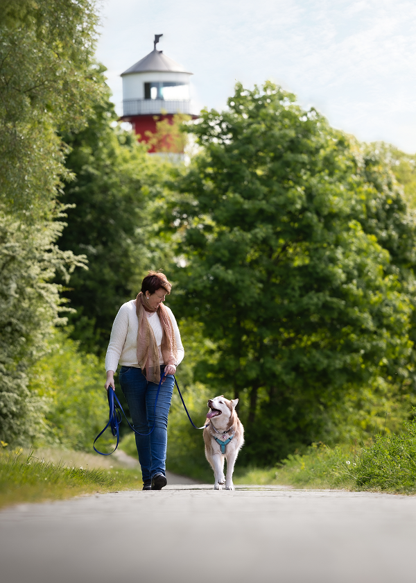 Carmen Hollemann im Augenkontakt mit Husky Ashanti beim Spaziergang